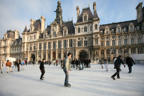 france, Paris 4e, patinoire installee place de l'hotel de ville, patineurs, decembre 2007
