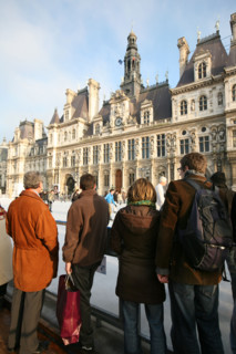 France, Paris 4e, mairie de Paris, patinoire installee place de l'hotel de ville pour les fetes de fin d'annee, public,