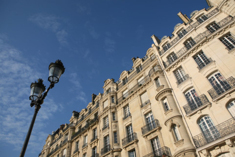 France, Paris 4e, ile de la cite, quai aux fleurs, immeuble, lampadaire, ciel bleu legereent nuageux,