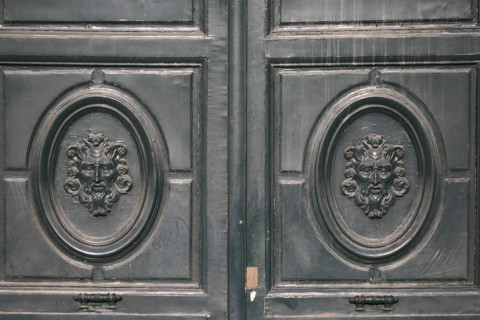 France, Paris 4e, ile saint Louis, hotel lambert, detail des portes donnant sur le quai d'anjou, visages, figures, mascarons,
