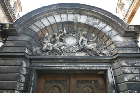 France, Paris 4e, le marais, rue vieille du temple, hotel Amelot de bisseul, aussi nomme hotel des ambassadeurs de hollande, detail portail,