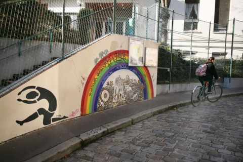 france, Paris 5e, quartier mouffetard / contrescarpe, rue mouffetard, graffiti, fresque, paves, cycliste,