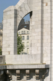 France, Paris 5e, pont de la tournelle, Seine, arche, statue, quai de bethune, ile saint louis.
Contrefort soutenant la statue de sainte Genevieve sculptee par Paul Landowski en 1928.