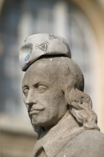 France, Paris 5e, place du pantheon, statue de pierre Corneille, ballon de football sur la tete, humour, sculpteur georges rispail 1952,