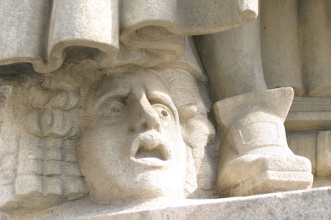France, Paris 5e, place du pantheon, statue de pierre Corneille, detail des pieds, sculpteur georges rispail 1952,