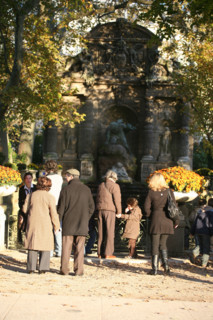 France, Paris 6e, jardin du Luxembourg, fontaine medicis, promeneurs,