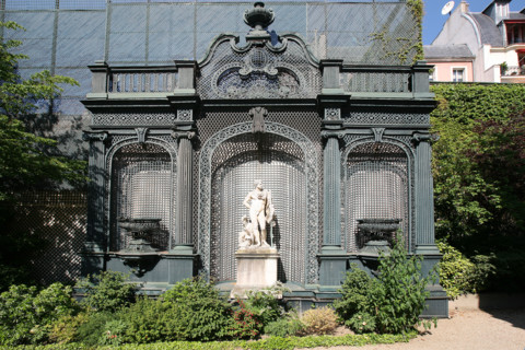 France, Paris 7e, hotel particulier, Hotel de Matignon, 56 rue de Varenne, 1er ministre, detail de mascaron de l'aile gauche de la courjardin, grand treillage