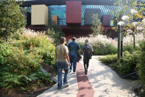 France, paris 7e, musee du quai branly, arts premiers, architecte jean nouvel, visiteurs dan sle jardin,