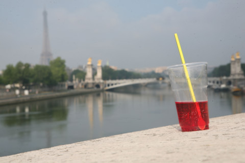France, Paris 8e -depuis le pont de la concorde, Tour Eiffel, verre paille grenadine,