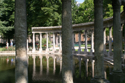 France, Paris 8e, parc Monceau, jardin, la naumachie, colonnade autour du plan d'eau, rosiers,