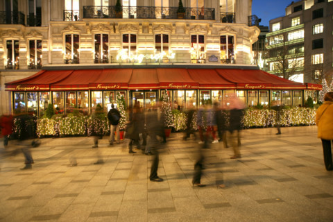 France, Paris 8e, avenue des champs Elysees, nuit, passants devant le Fouquet's barriere,