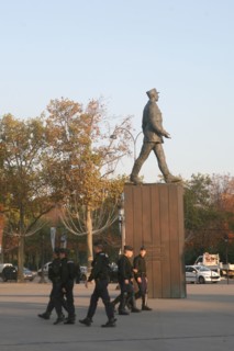 France, Paris 8e, avenue des champs elysees, place clemenceau, statue hommage au general de gaulle, sculpteur jean cardot,