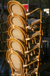 France, Paris 8e, avenue des champs elysees, terrasse, cafe, brasserie, chaises empilees, avant ouverture,