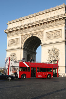 France, Paris 8e -avenue des champs elysees- arc de triomphe - place charles de gaulle etoile, bus a imperiale, tourisme,