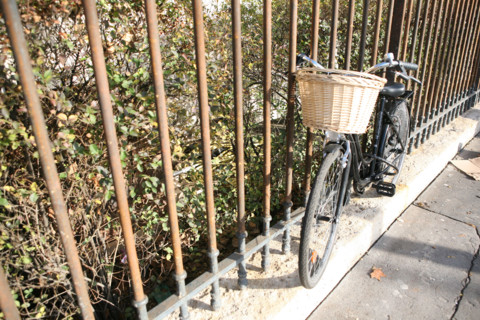 France, Paris 8e, avenue des champs elysees, velo accroche a une grille,