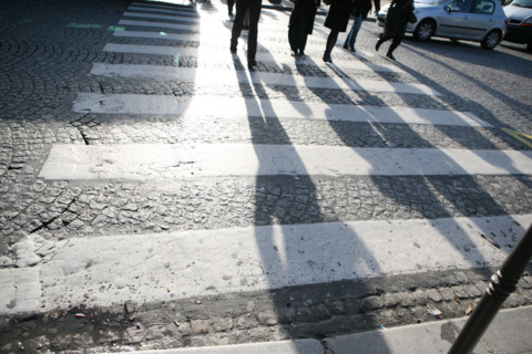 France, Paris 8e, avenue des champs elysees, passage pietons, ombres,