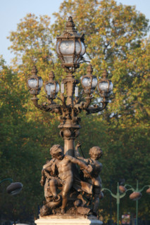 France, Paris 8e/7e arrondissement, pont Alexandre III, detail sculpture bronze, ronde d'amour au pied des candelabres, lampadaires,