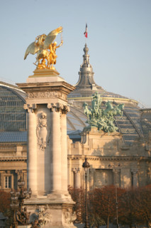 France, Paris 8e/7e arrondissement, pont Alexandre III, detail sculpture bronze dore, renommee de l'agriulture, sculpteur gustave michel, verriere du grand palais,