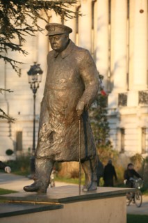France, Paris 8e, statue devant le Petit Palais - avenue Winston Churchill, sculpure, bronze, oeuvre de jean cardot,