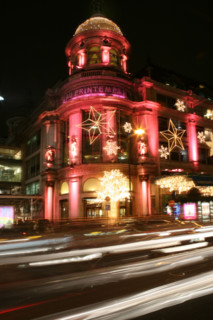 France, Paris 9e au printemps, boulevard Haussmann, grands magasins illumines pour les fetes de noel, 2007, circulation automobile,