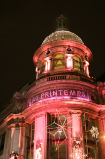 France, Paris 9e, boulevard Haussmann, grands magasins illumines pour les fetes de noel 2007, au printemps,