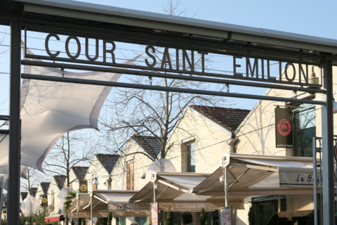 France, Paris 12e, Bercy Village, cour saint emilion, anciens entrepots pour le vin, centre commercial,