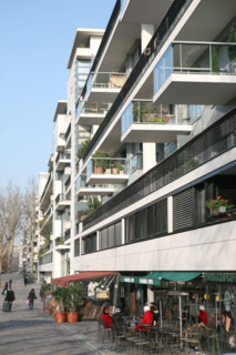 France, Paris 12e, immeuble en bordure du parc de Bercy, balcons,