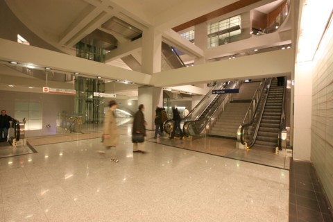 France, Paris 13, station de metro olympiades, ligne 14 ouverte en 2007, couloirs et escalators, RATP,