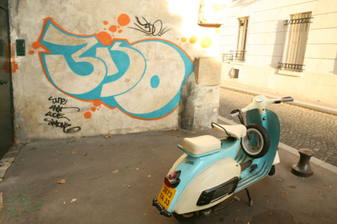 France, Paris 13e - Butte aux cailles, rue p guerin (ou P meny ?), scooter et gradffiti de meme couleur,