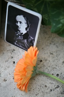 France, Paris 14e, cimetiere du Montparnasse, tombe charles Baudelaire, fleur et portrait,