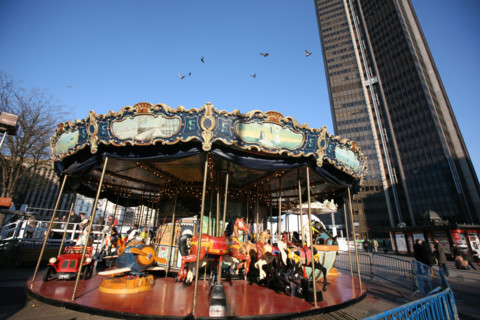 France, Paris 14e, manege au pied de la Tour Montparnasse, carrousel,