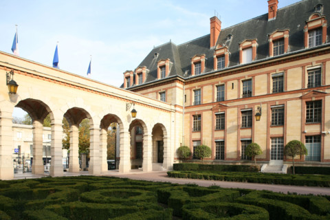 France, Paris 14e, boulevard jourdan, cite internationale, 
portique de l'entree et jardin a la francaise,