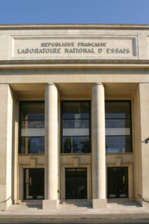 France, Paris 15e, laboratoire national d'essais, rue gaston boissier
portique a colonnes, architecture art deco,