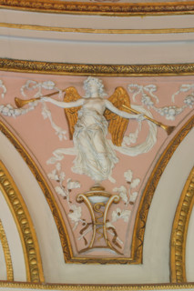 France, Paris 16e, bois de boulogne, parc de bagatelle, pavillon, folie du comte d'artois, detail de la base de la coupole, bas relief,
