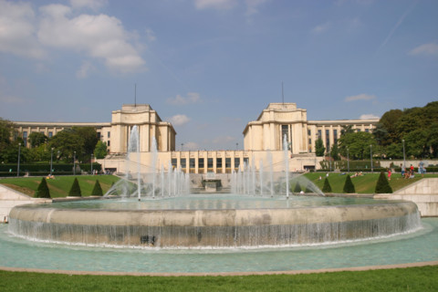 France, Paris 16e, jardins du trocadero et palais de chaillot, bassin, jets d'eau, ciel nuageux,