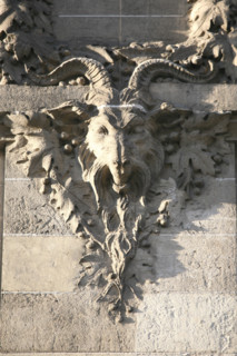 France, Paris 16e, rue raynouard, detail de la facade d'immeuble no16, belier, decor animalier,