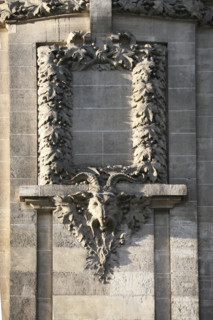 France, Paris 16e, rue raynouard, detail de la facade d'immeuble no16, belier, decor animalier,