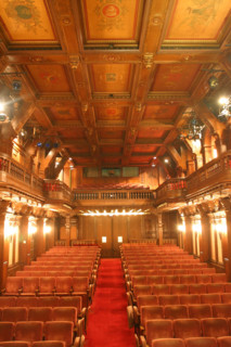 France, Paris 16e, theatre du Ranelagh, 5 rue des vignes, salle de spectacle, lambris, bois, salle vue depuis la scene, orchestre,