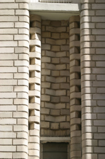 France, Paris 16e, immeuble 38 rue Greuze architecte Hector Guimard, detail appareil de brique et beton,