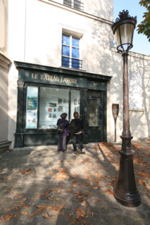 France, Paris 18e, butte Montmartre, place Emile goudeau, le bateau lavoir, artistes, touristes, lampadaire,