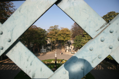 France, Paris 18e, Montmartre, cimetiere de Montmartre, depuis la rue caulaincourt, pont metallique,