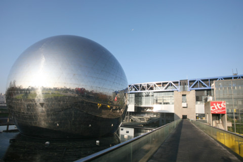 France, Paris 19e, parc de la Villette, cite des sciences et de l'industrie, et la geode, cinema dome,