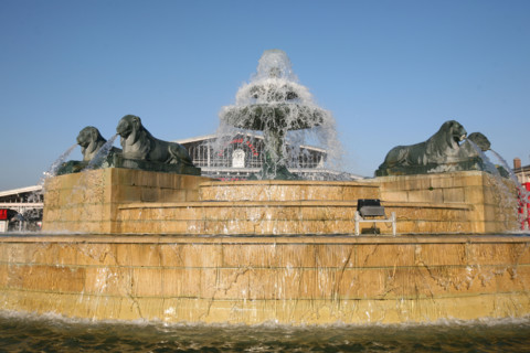 France, Paris 19e, parc de la Villette, debvant la grande halle, fontaine des lions de Nubie, jet d'eau,