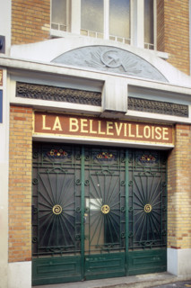 France, Paris 20e, menilmontant - Belleville, ancienne cooperative la Bellevilloise, fronton, marteau et faucille, 17/25 rue Boyer, porche,