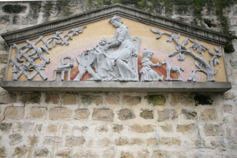 France, Paris 20e, parc de Belleville, ancienne enseigne du dispensaire de la goutte de lait