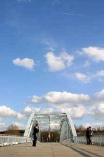 France, Paris 16e, passerelle debilly, pont metallique, sol en bois, ciel nuageux, passants, touristes, photo souvenir,
