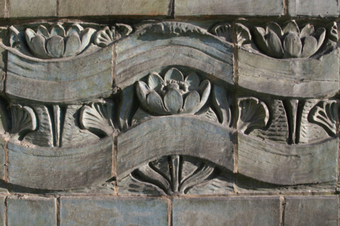France, Paris 16e, passerelle debilly, pont metallique, detail decor ceramique a la base, motif floral,