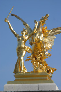 France, Paris 8e/7e, pont Alexandre III, detail sculpture bronze dore, renommee, de la guerre, sculpteur clement steiner