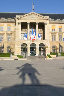 France, Normandie, Seine Maritime, Rouen, place del' hotel de ville, ombre de la statue de Napoleon, facade de la mairie, drapeaux, portique a colonnes,