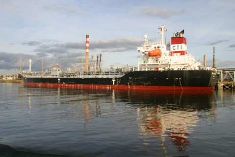 France: Normandie, Seine Maritime, vallee de la Seine, Rouen, grand port de mer de Rouen, cargo au terminal petrolier, navire,